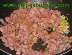 Se caleste ceapa cu bacon si usturoi